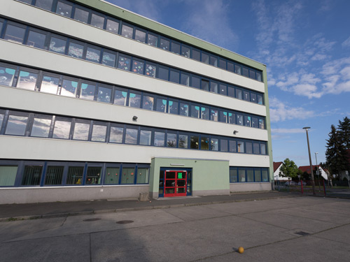 Vorderansicht der Schule vor dem Baubeginn